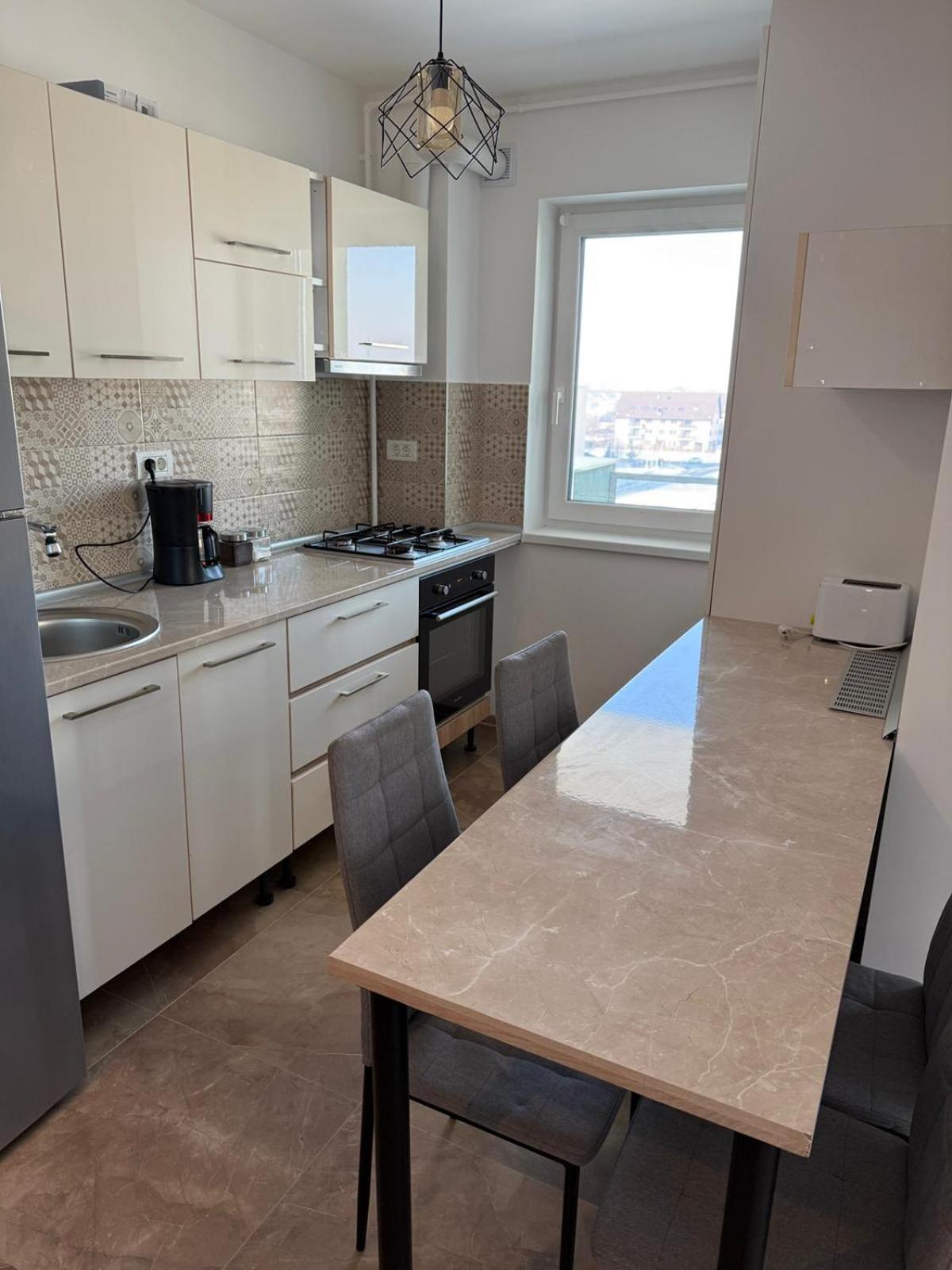 Coresi Mall 52 Stefan Baciu, Apartament *